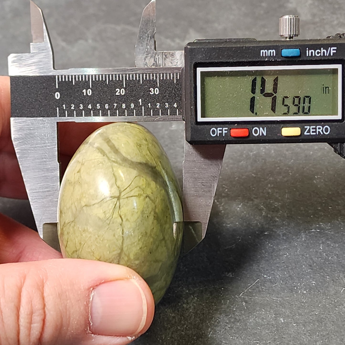 Green Quartz Palmstone | 2336